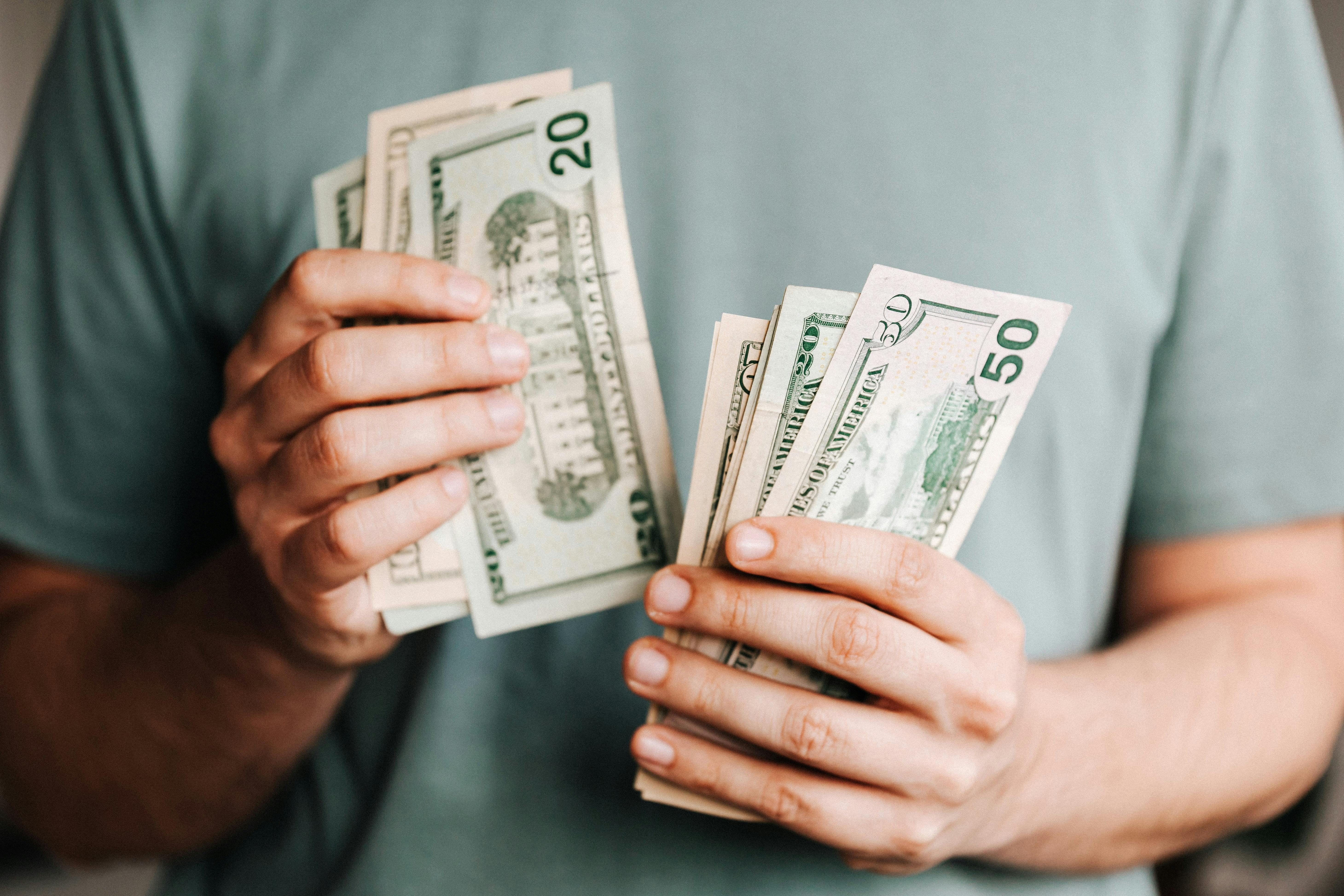 Dólar abre em queda, de olho no exterior