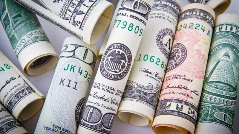 Dólar passa a subir, de olho em dados de emprego