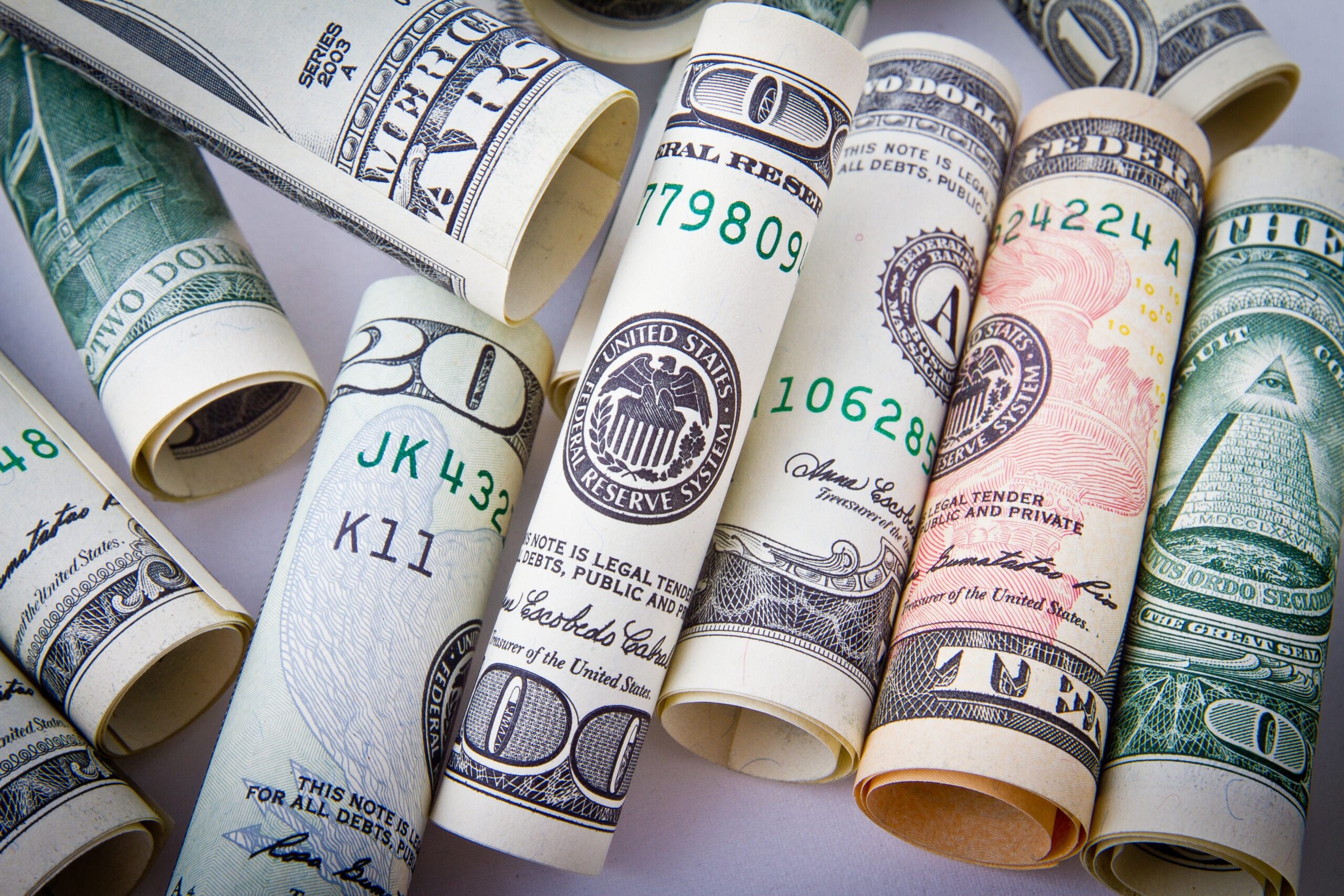 Dólar passa a subir, de olho em dados de emprego