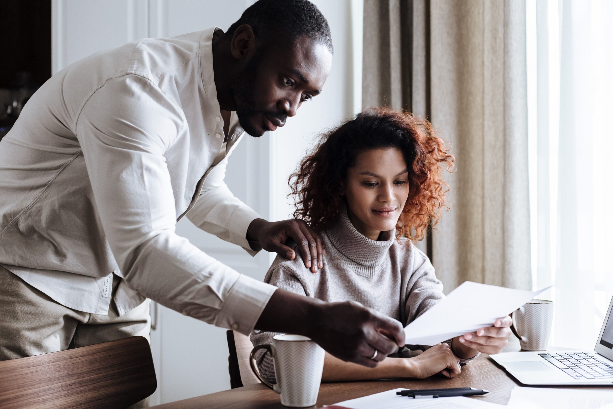 Se namorar no trabalho não é proibido, por que tanta gente ainda esconde a relação?