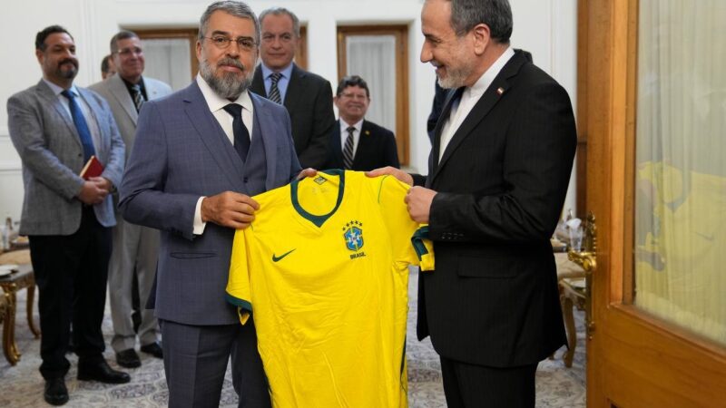 Chanceler do Irã ganha camisa da Seleção de embaixador do Brasil