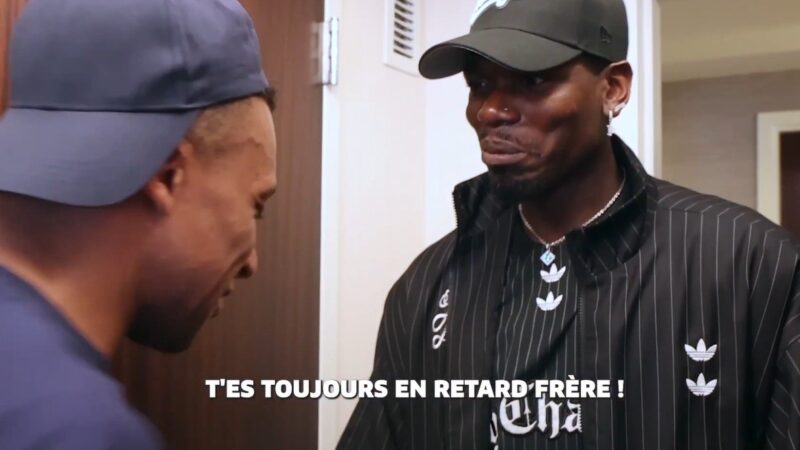 Pogba visita seleção da França, ouve reclamação de Mbappé e zoa Olise: “Inglês ou francês?”