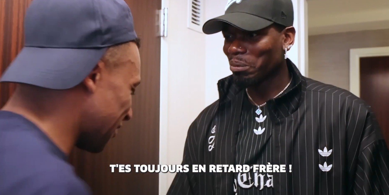 Pogba visita seleção da França, ouve reclamação de Mbappé e zoa Olise: “Inglês ou francês?”