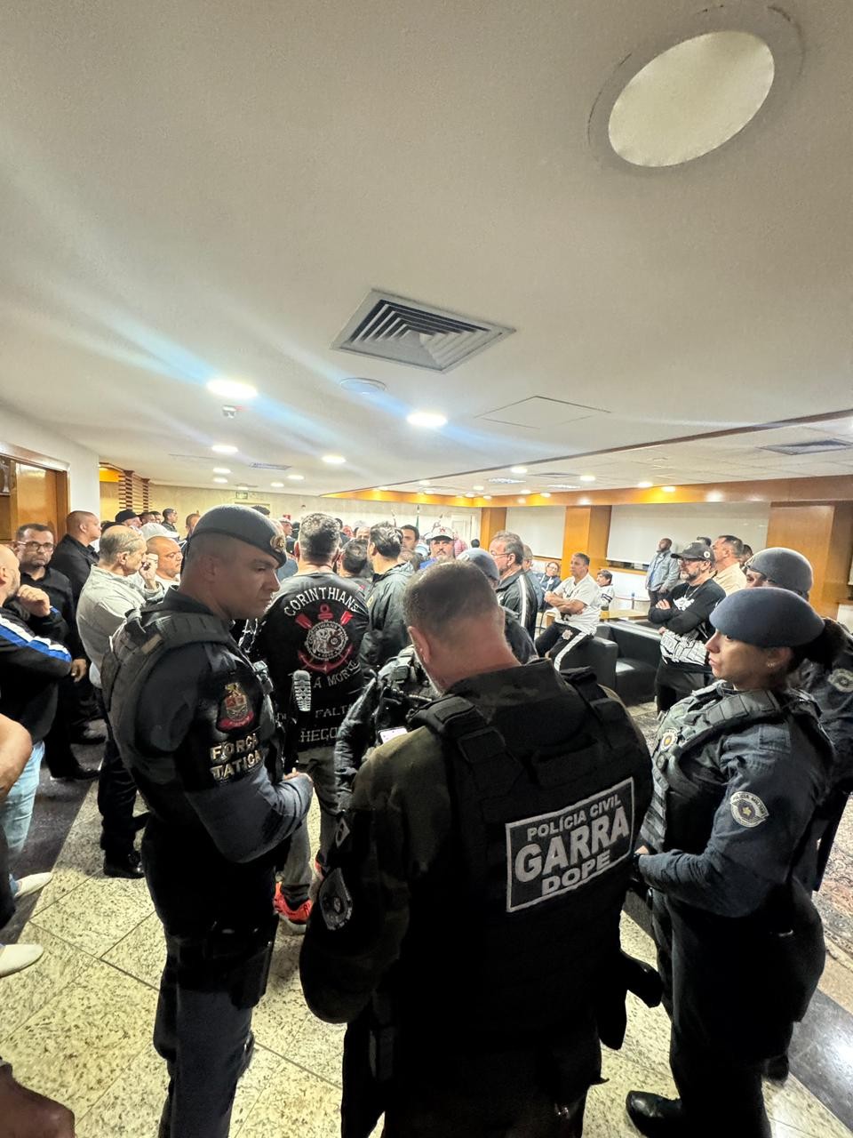 Conselheiros são expulsos do Corinthians por invasão à sala da presidência