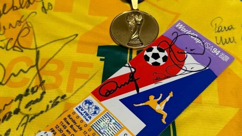 Brasileiro reúne ingressos de 21 edições de Copas do Mundo e guarda relíquia assinada por Pelé