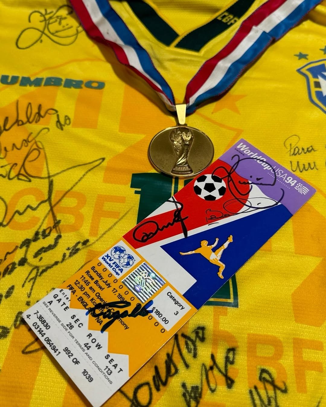 Brasileiro reúne ingressos de 21 edições de Copas do Mundo e guarda relíquia assinada por Pelé