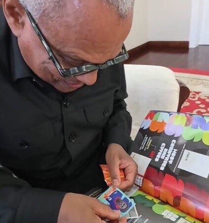Presidente cabo-verdiano escolhe figurinha de Raphinha e brinca: “Brasil é um Cabo Verde grande”