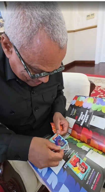 Presidente cabo-verdiano escolhe figurinha de Raphinha e brinca: “Brasil é um Cabo Verde grande”