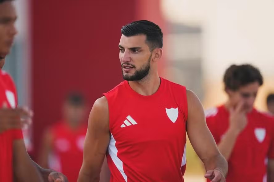 Jogador de futebol espanhol Rafa Mir é condenado a oito anos e meio de prisão por agressão sexual