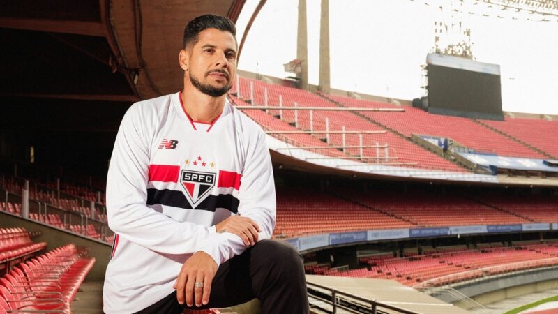 São Paulo atende a pedido de torcedores e lança camisas de manga longa; veja fotos