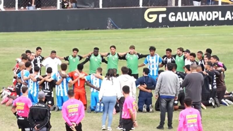 Jogadores dos dois times rezam juntos após goleada por 17 a 0 na 5ª divisão de SP