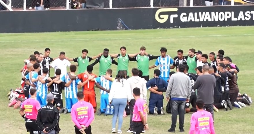 Jogadores dos dois times rezam juntos após goleada por 17 a 0 na 5ª divisão de SP