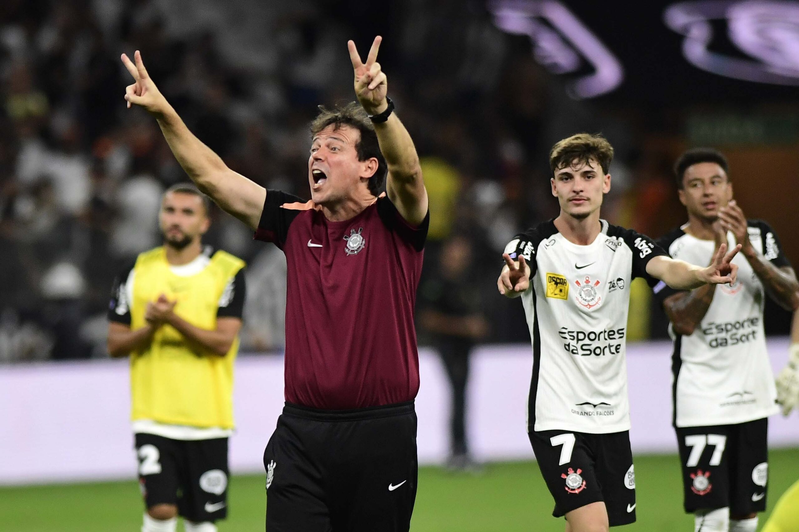 De classificações a jogadores recuperados: os dois meses de Fernando Diniz no Corinthians
