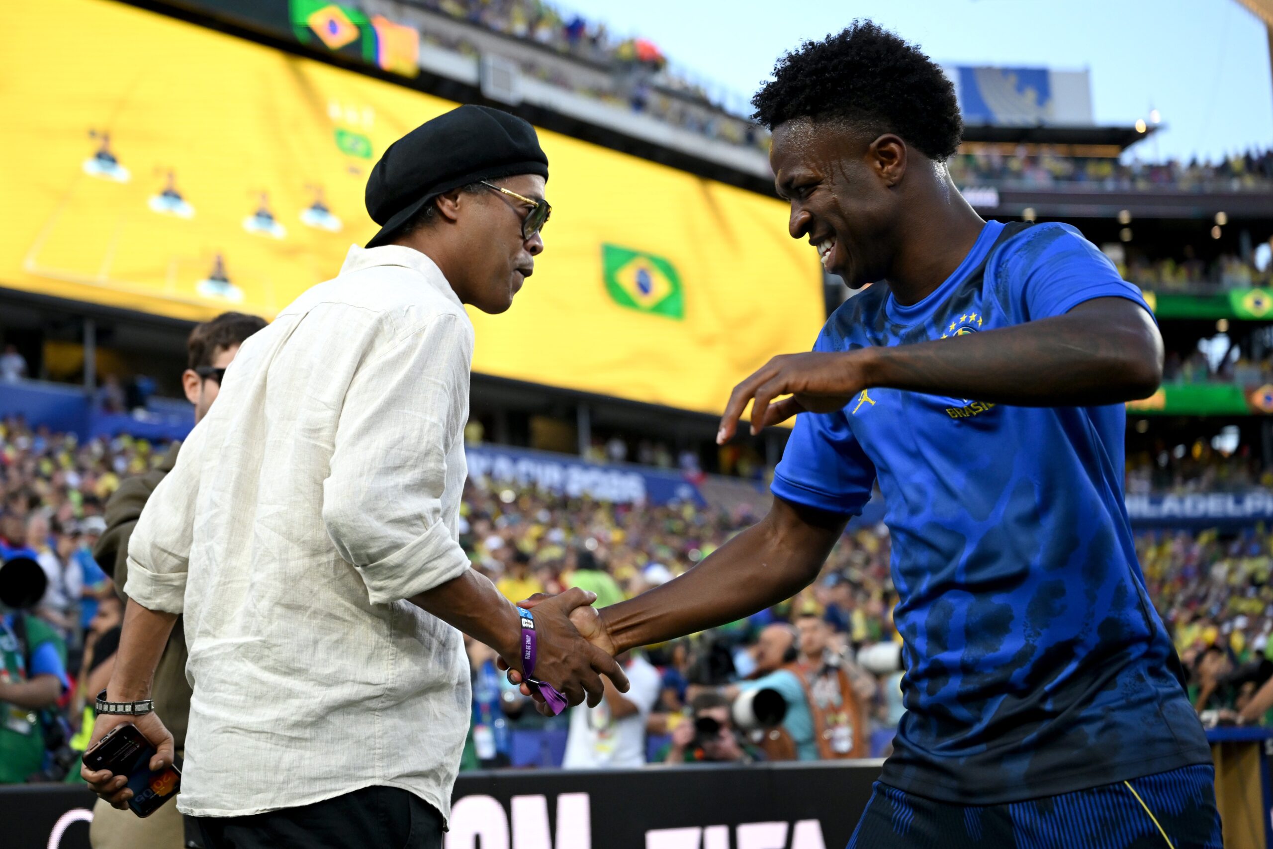 Ronaldinho Gaúcho é tietado, conversa com jogadores da Seleção e avisa: “Hoje a gente deslancha’