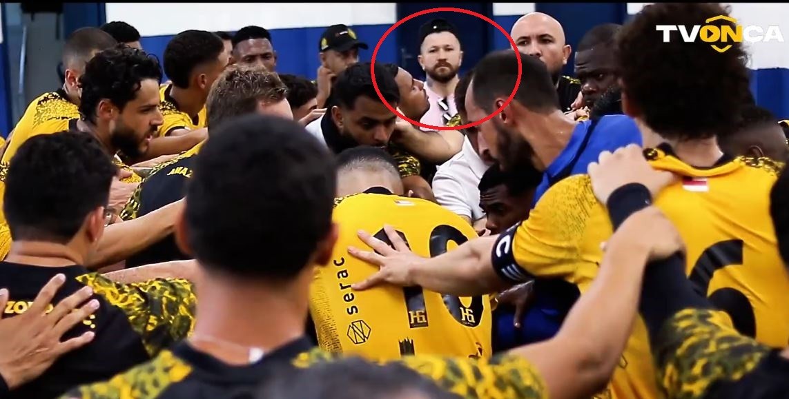 Nova contratação? Ex-Paysandu e Vasco, Rossi é flagrado em jogo com elenco do Amazonas