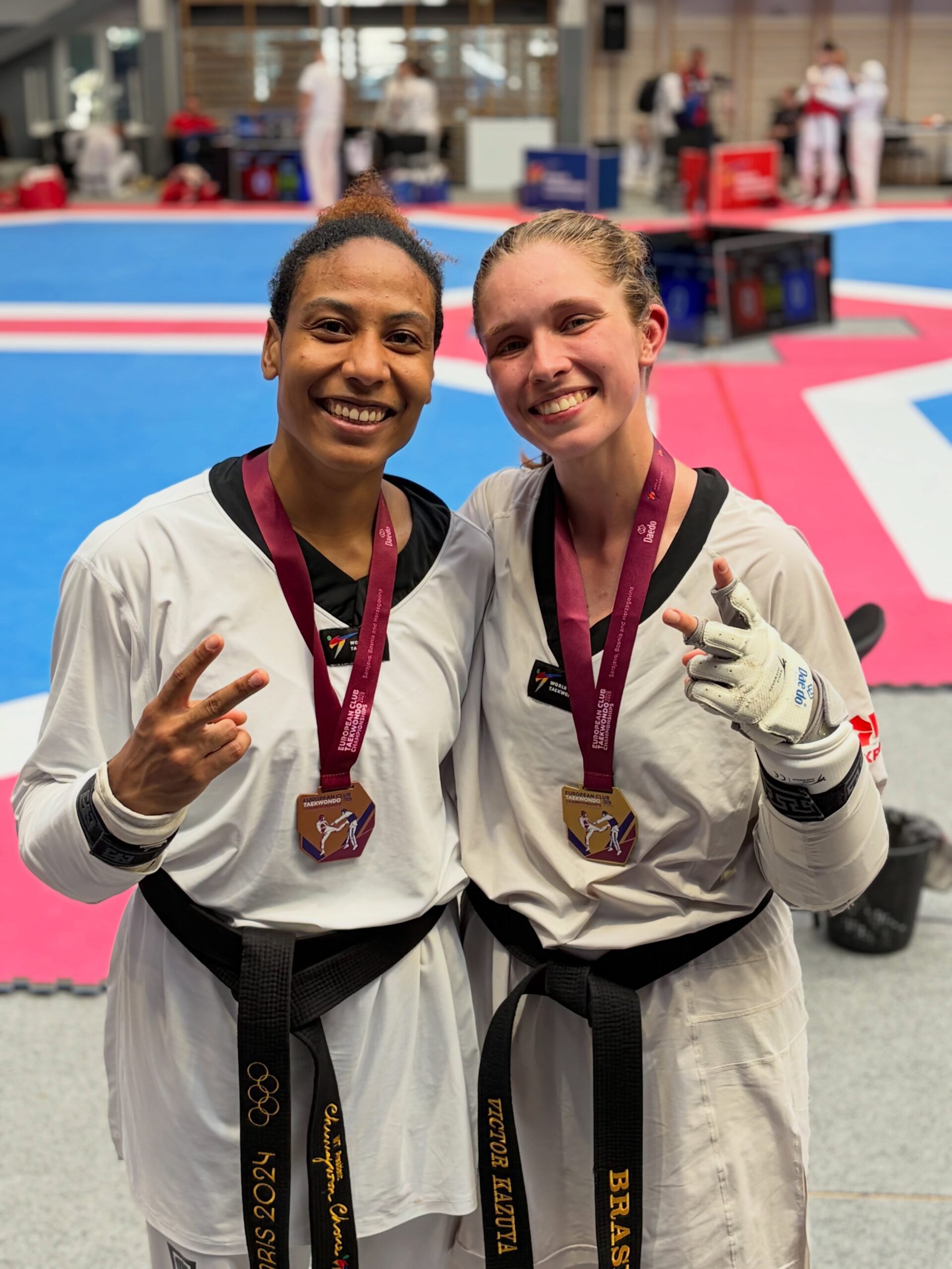 Sandy Macedo e Mikaela Oliveira sobem ao pódio em competições de taekwondo na Bósnia
