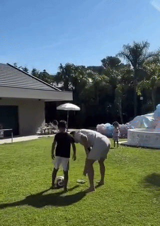 Filho de Cristiano Ronaldo rouba a cena e aplica “caneta” no pai durante brincadeira; vídeo