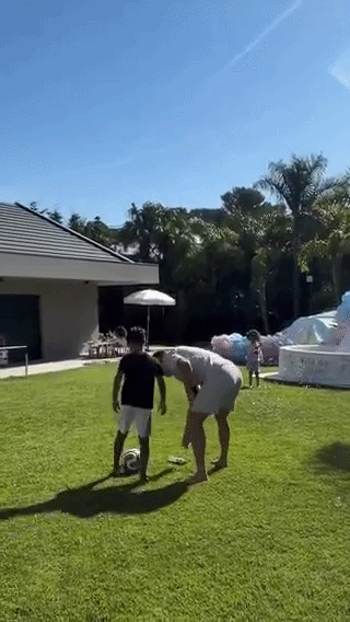 Filho de Cristiano Ronaldo rouba a cena e aplica “caneta” no pai durante brincadeira; vídeo