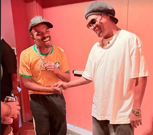 Ronaldinho Gaúcho visita exposição em Nova York e encontra neto de Bob Marley