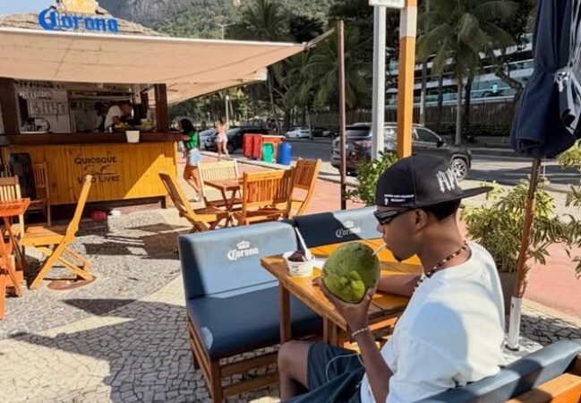 Fora da lista da Espanha para a Copa, ex-joia do Barcelona posta foto de férias no Brasil