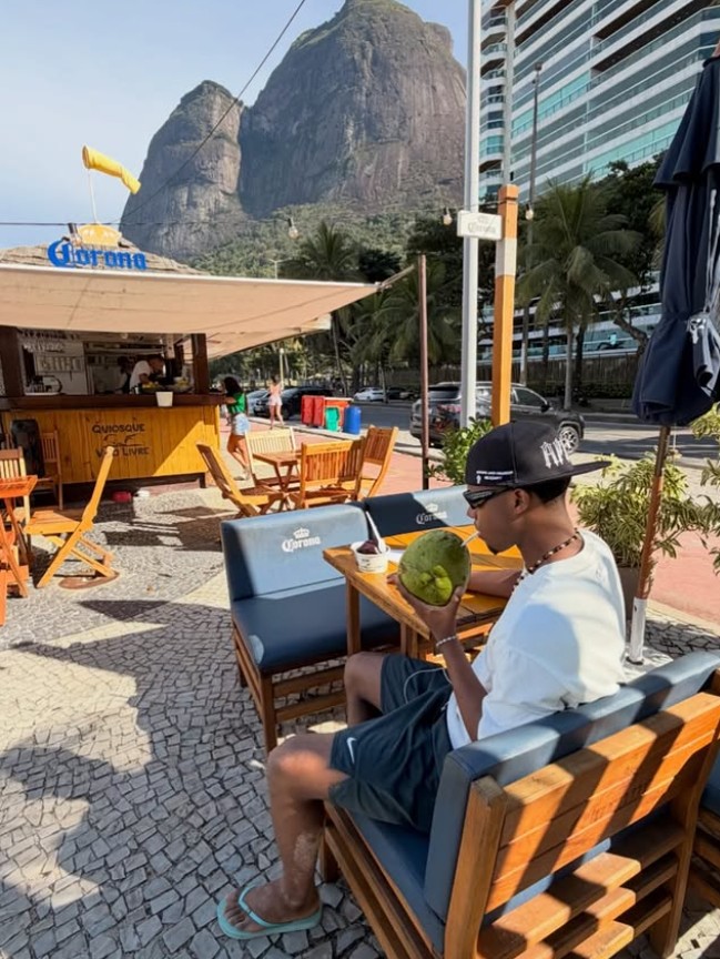 Fora da lista da Espanha para a Copa, ex-joia do Barcelona posta foto de férias no Brasil