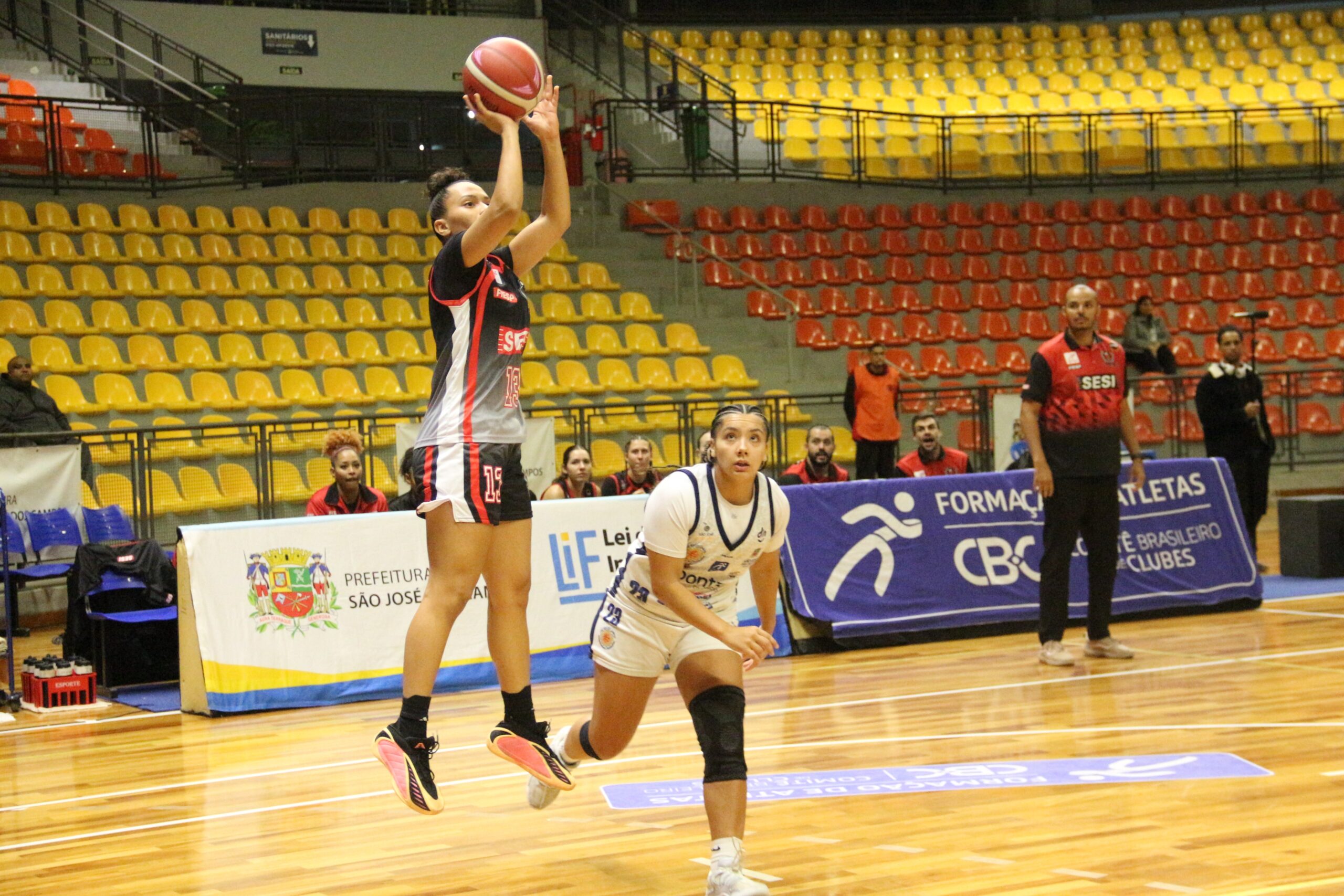 Sesi Araraquara vence São José fora de casa e fica a uma vitória da semifinal da LBF