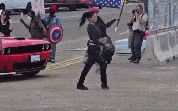 Mulher é atropelada por carro durante protesto contra o ICE nos Estados Unidos