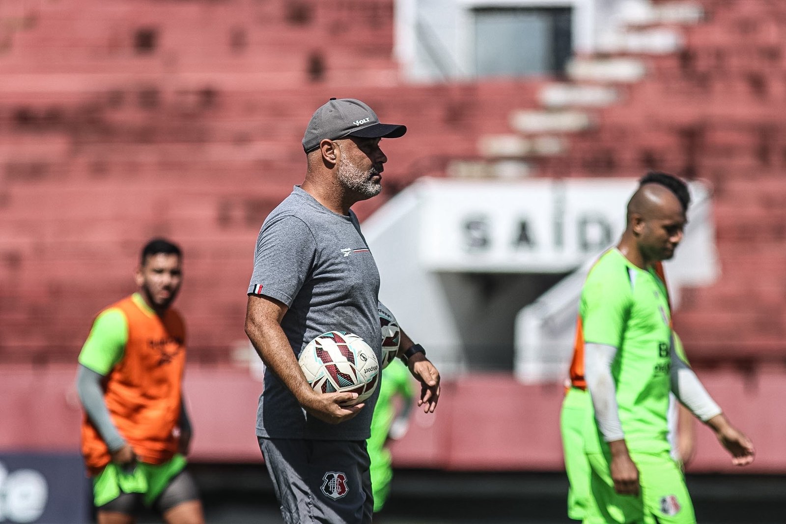 Técnico do Santa Cruz detalha preparação especial para jogo pela manhã