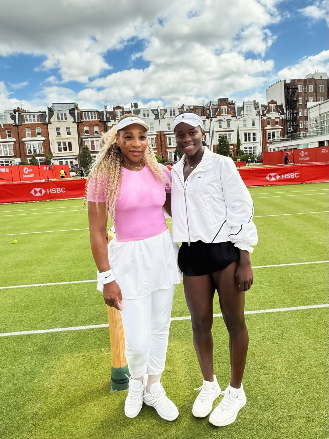 Serena Williams treina com dupla antes do retorno no WTA 500 de Queen’s: “A rainha está de volta”