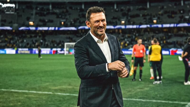 Austrália renova com técnico às vésperas da estreia da seleção na Copa do Mundo