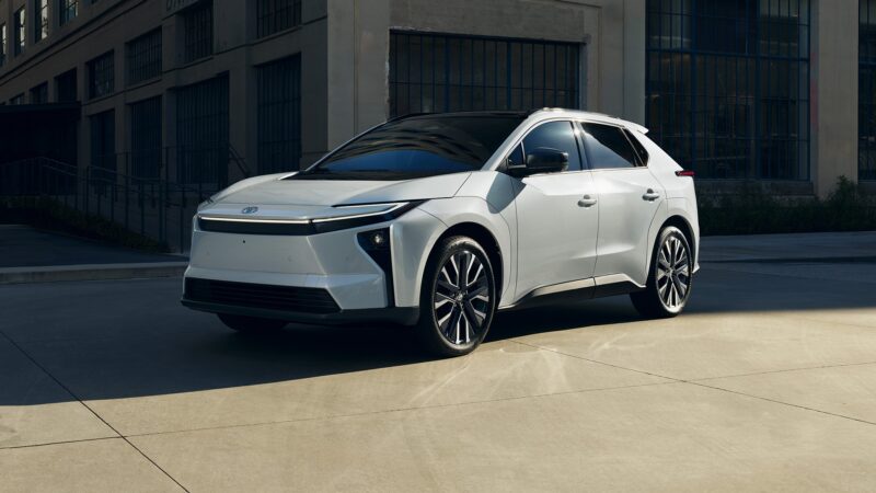 Toyota anuncia bZ4x para o Brasil, primeiro carro elétrico da marca no país
