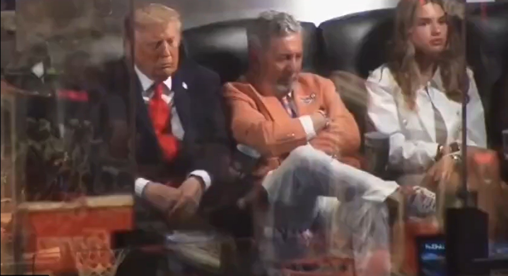 Dormiu? Vídeo com suposto cochilo de Trump na final da NBA viraliza; veja