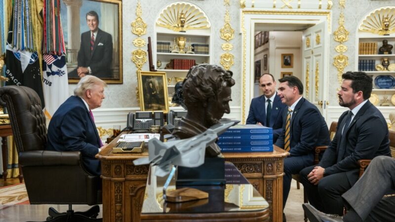 Com elogios a Flávio Bolsonaro, Trump aterrissa na campanha eleitoral brasileira