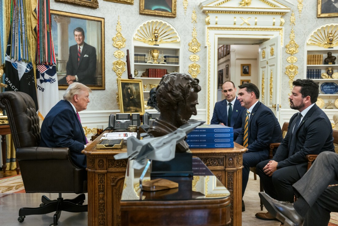 Com elogios a Flávio Bolsonaro, Trump aterrissa na campanha eleitoral brasileira