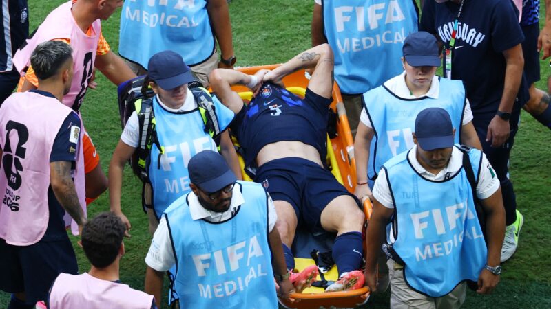 Jogador do Uruguai que deixou estádio de cadeiras de rodas tem suspeita de lesão grave