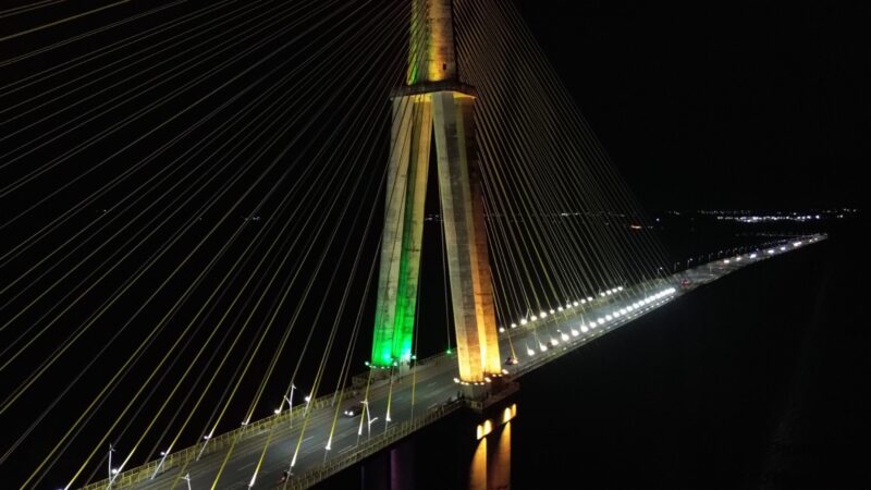 Ponte Rio Negro ganha iluminação verde e amarela em dias de jogos do Brasil