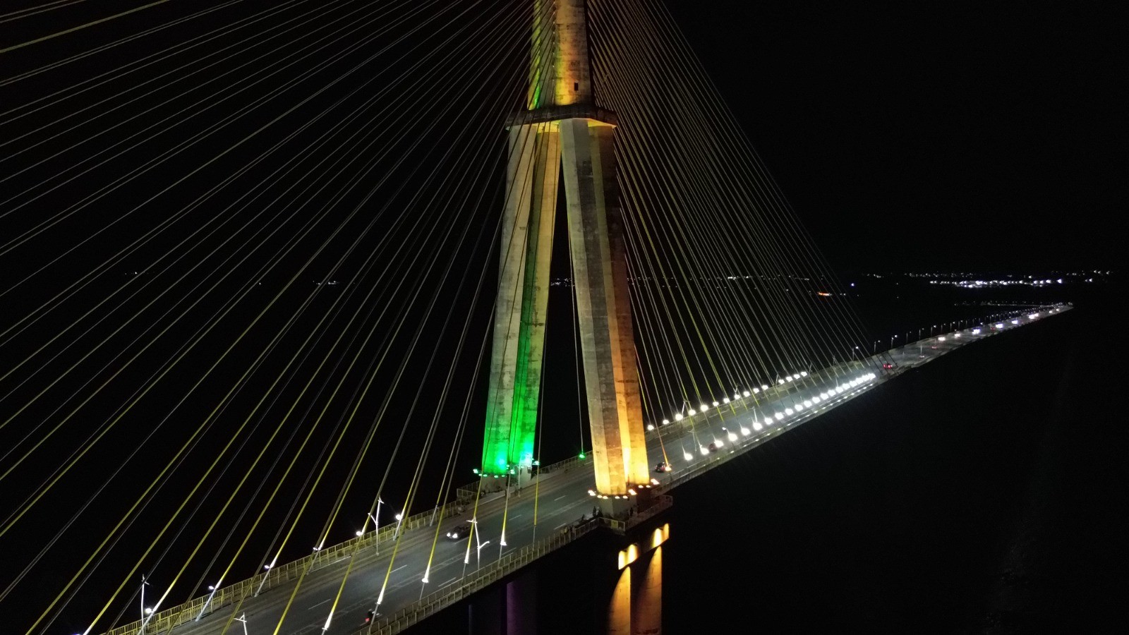 Ponte Rio Negro ganha iluminação verde e amarela em dias de jogos do Brasil