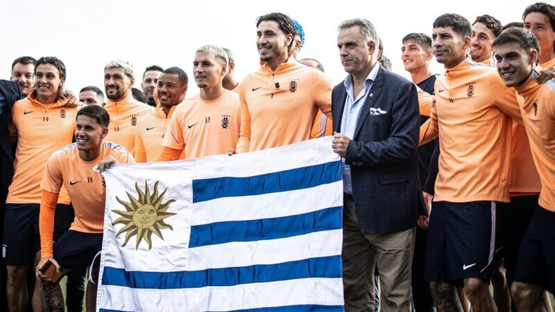 Presidente do Uruguai visita seleção e cumprimenta Arrascaeta antes de embarque para a Copa