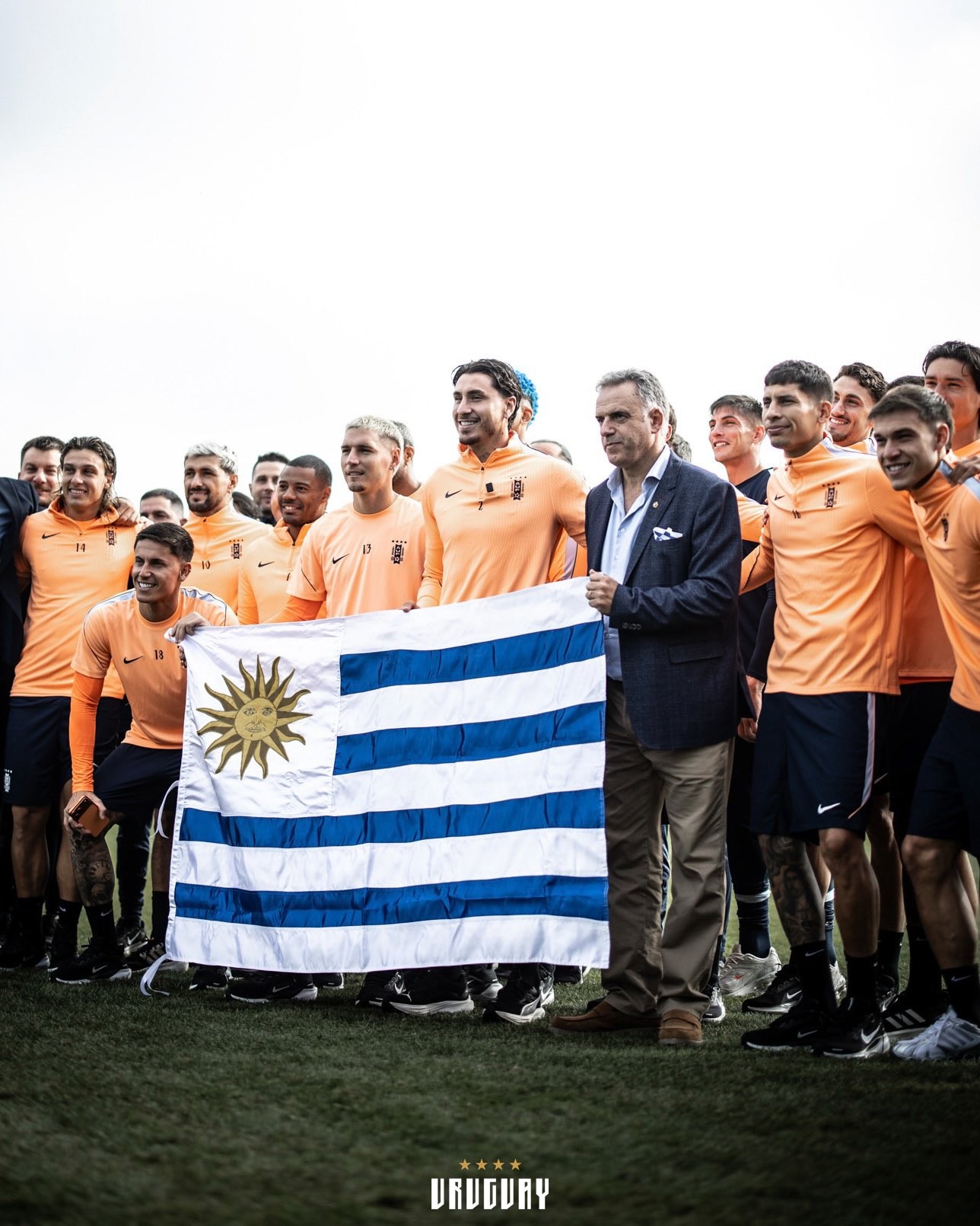 Presidente do Uruguai visita seleção e cumprimenta Arrascaeta antes de embarque para a Copa