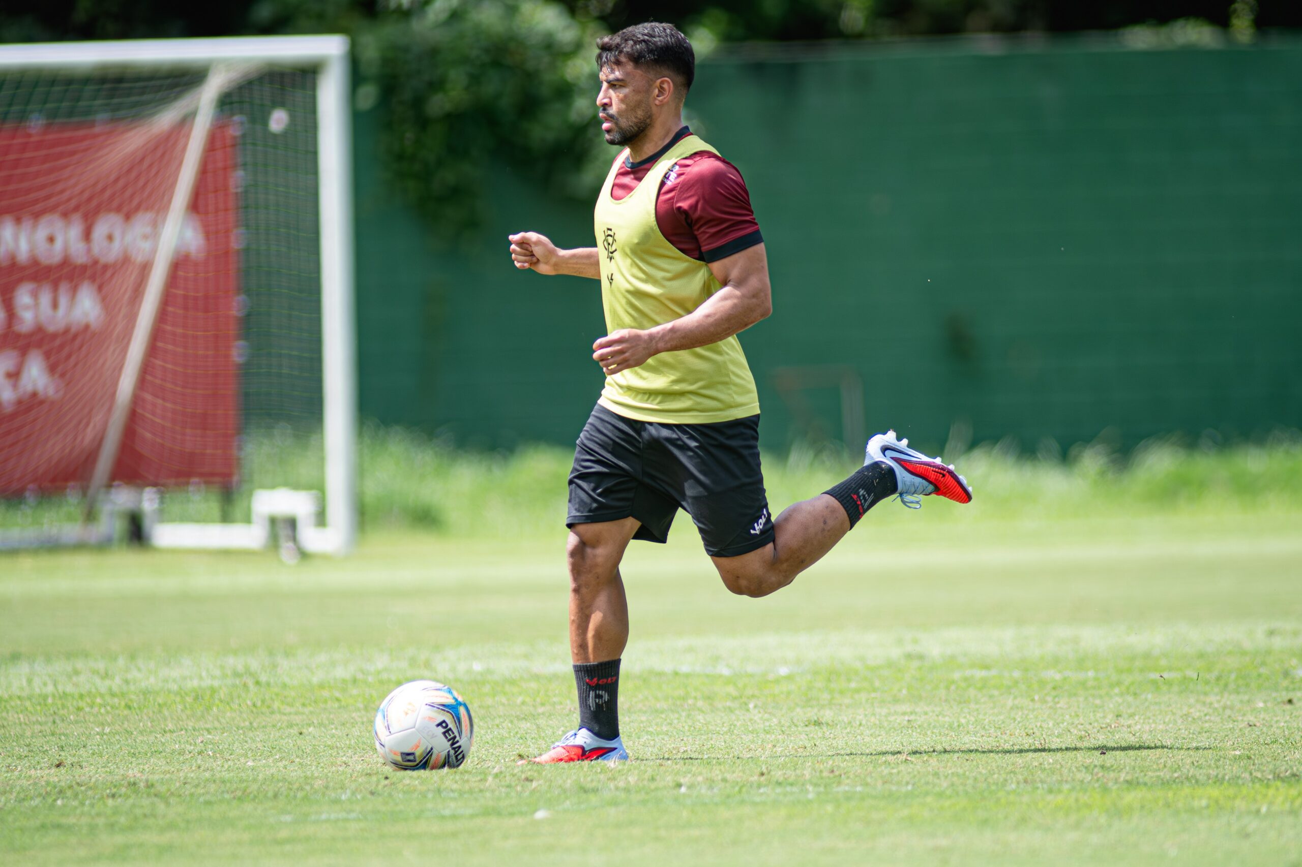 Vitória anuncia empréstimo de Ronald ao Criciúma