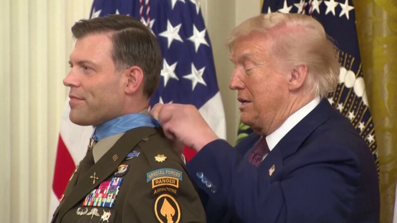 VÍDEO: Trump se atrapalha com laço ao conceder medalha a veterano de guerra