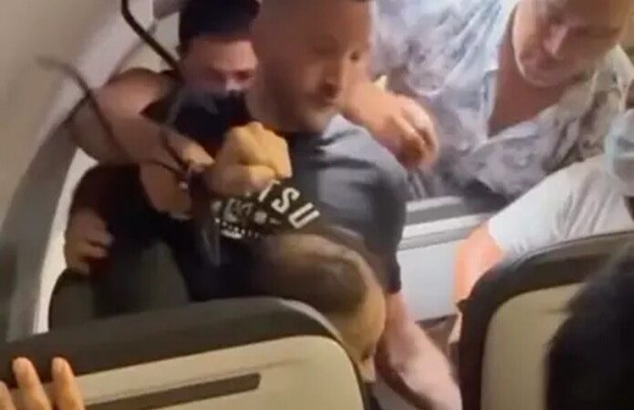 VÍDEO: Passageiros amarram homem que tentou abrir porta de avião durante voo para os EUA