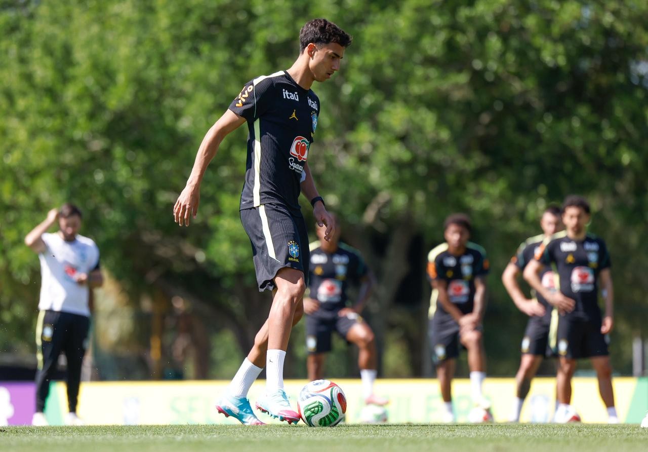 Na pré-lista da Seleção, Vitor Reis segue rotina de treinos nas férias antes de voltar ao Manchester City