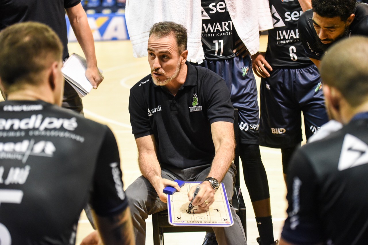Demétrius é o novo treinador da equipe de basquete do Flamengo