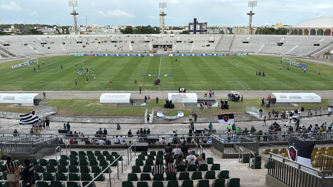 Gramado do Almeidão volta a ser alvo de críticas e reacende novela com o Botafogo-PB