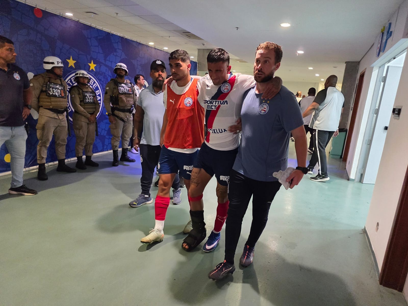 Kike Olivera, do Bahia, tem suspeita de fratura descartada, mas vai fazer novos exames