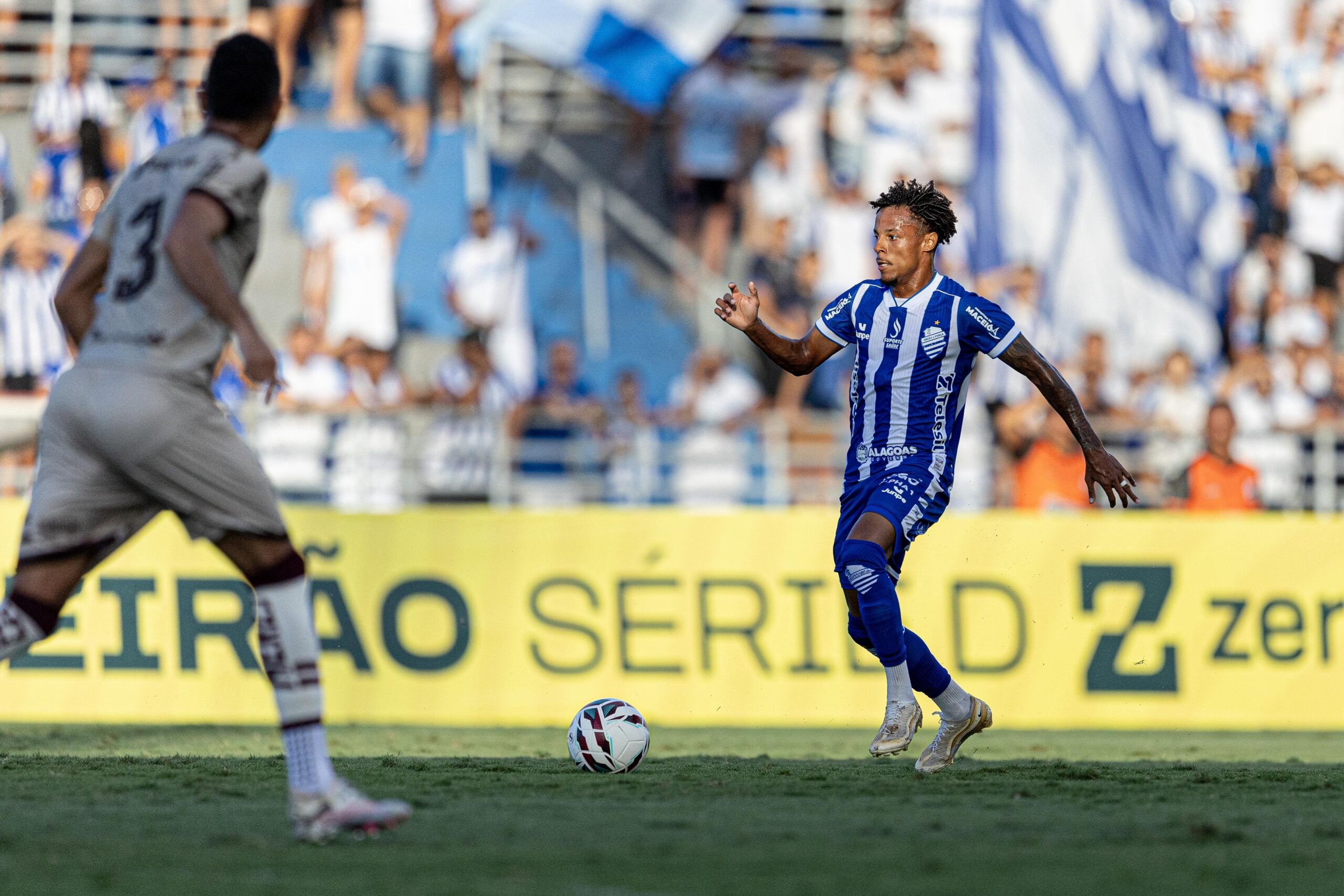 Ceará acerta com atacante Rian Santana, do CSA