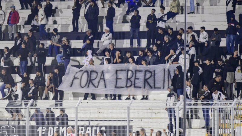 Torcida da Ponte Preta protesta contra diretoria: “Fora, Eberlin”