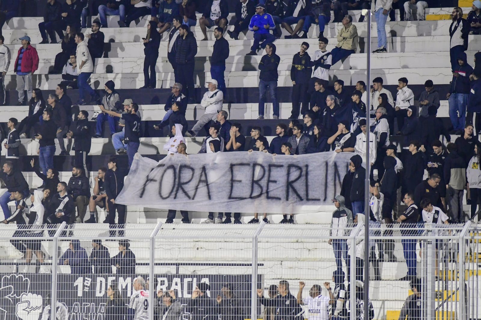 Torcida da Ponte Preta protesta contra diretoria: “Fora, Eberlin”