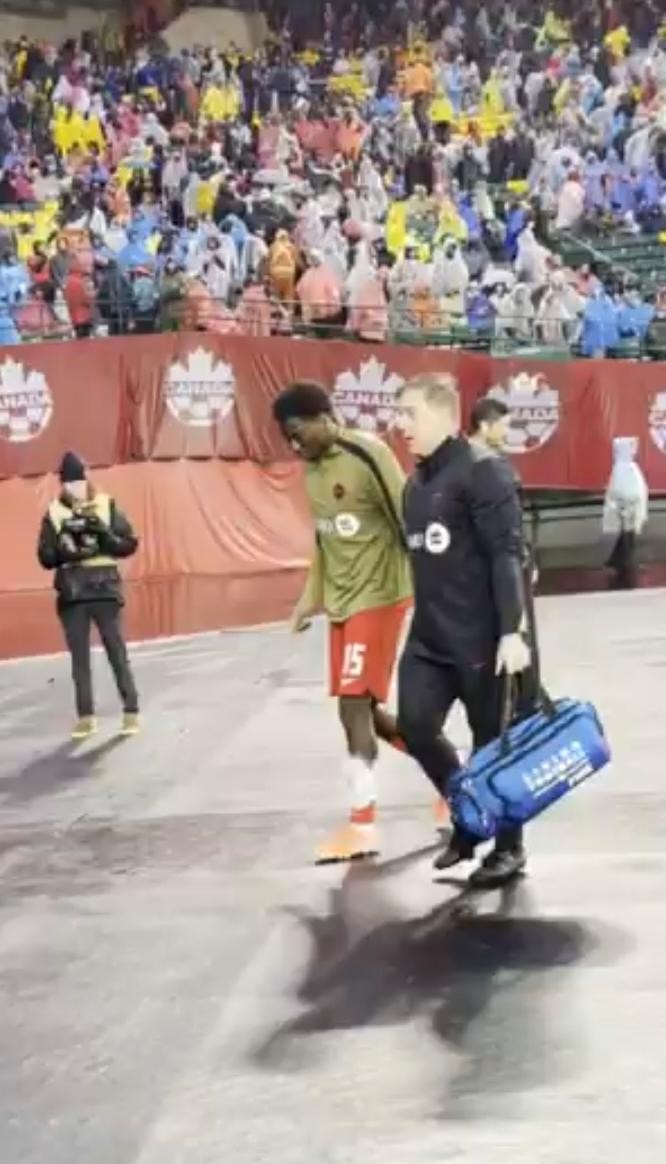 Preocupa para a Copa? Zagueiro do Nice volta após oito meses, mas sai mancando com 30 minutos de jogo